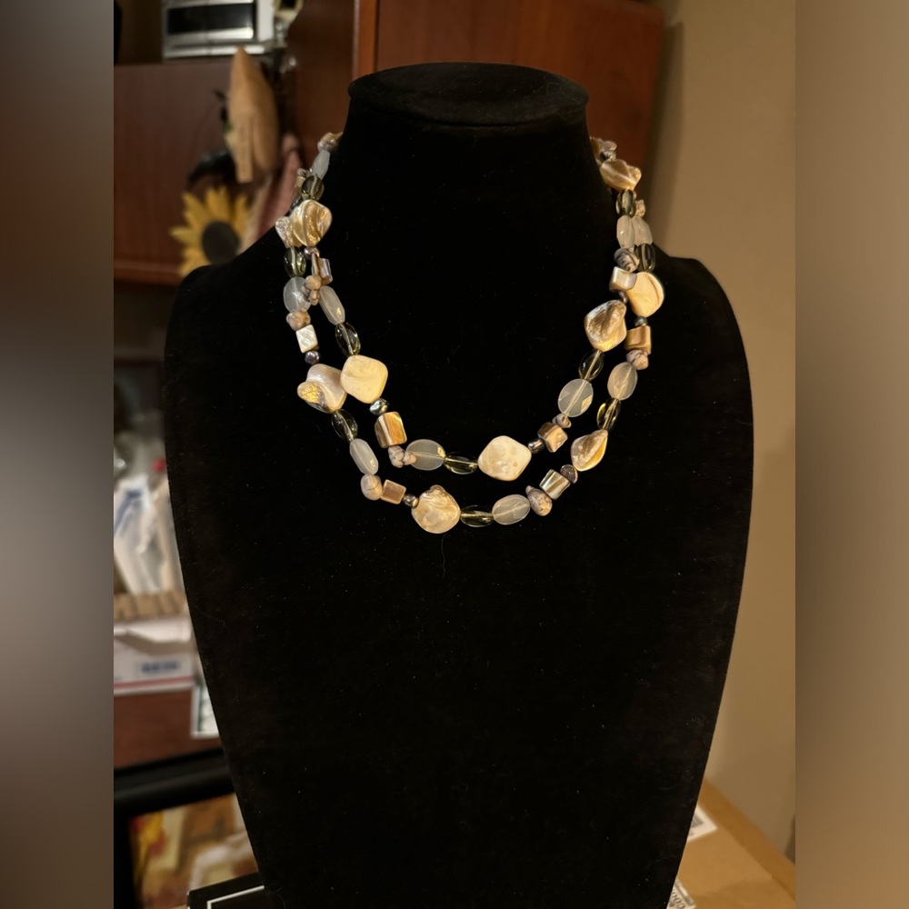 shell bead Choker necklace  15-1/2” - 20-1/2”with Extension Silver Tone